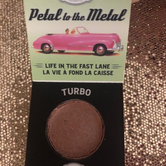 2 shadows : Cream by the BALM & Loose Bronze - Picture 2 of 3